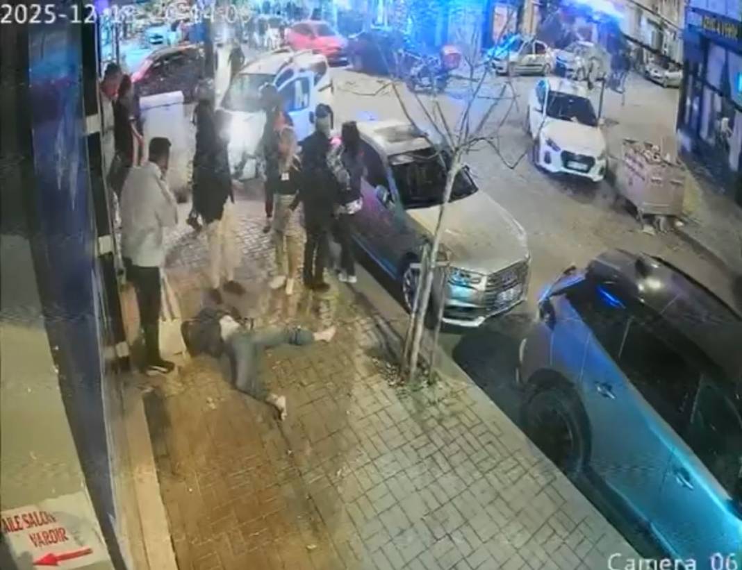 Araçla çarpışan motosikletli kaldırımdaki yayanın üzerine uçtu 4